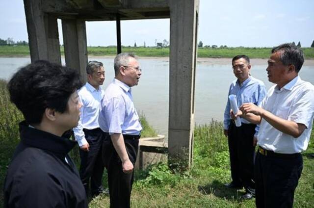 形势严峻！广东省长在赴受灾现场的列车上分析情况