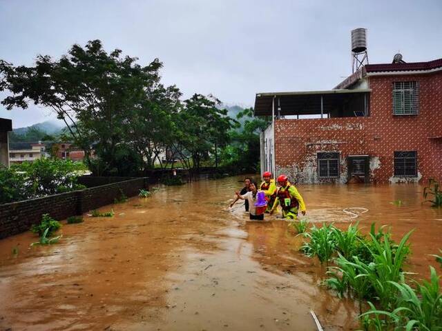 平远县，救援人员在村里展开救援。图源：“平远发布”公众号