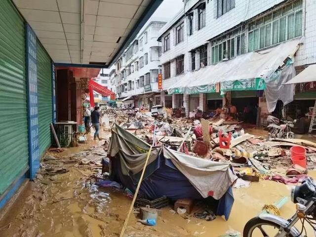 洪水过后，梅县区一街道。受访者供图