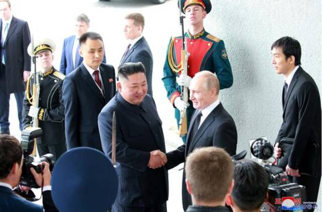 ·&nbsp2019年4月25日，普京在俄罗斯符拉迪沃斯托克与金正恩举行会晤。（图源：朝中社）