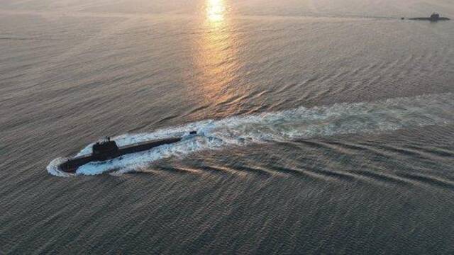 潜艇进行海上实战化潜潜对抗演练。张楠/摄