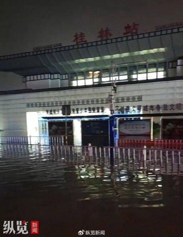 桂林火车站广场内涝积水。（来源/网友视频截图）