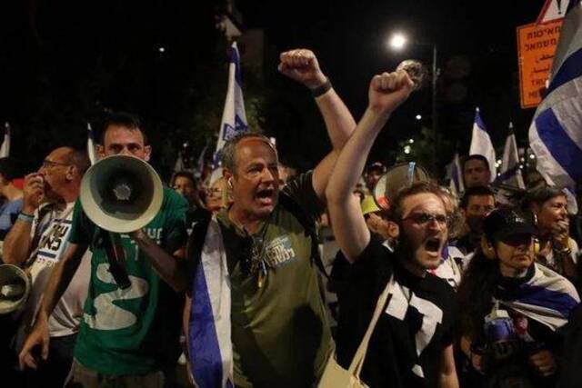 6月17日晚，耶路撒冷爆发大规模示威游行，示威者要求以色列政府与巴勒斯坦伊斯兰抵抗运动（哈马斯）达成协议，立即在加沙地带停火止战。新华社发（贾马尔·阿瓦德摄）