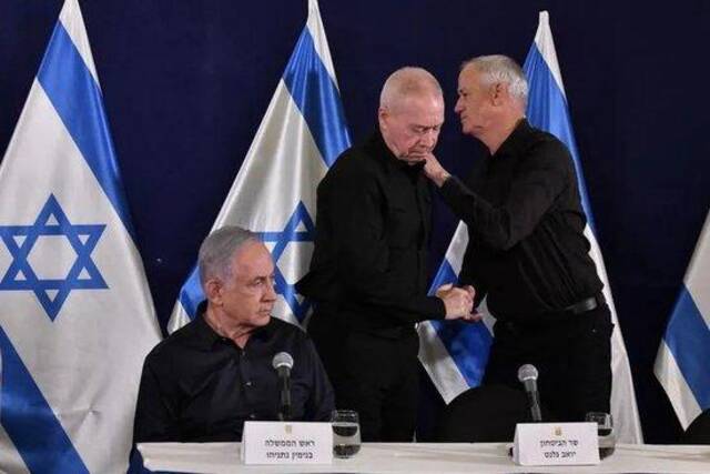 2023年11月18日，以色列战时内阁出席一场在特拉维夫举行的新闻发布会。他们是以色列总理内塔尼亚胡、以色列国防部长加兰特和以色列前国防部长、反对党国家团结党领导人甘茨（从左至右）。新华社/基尼图片社