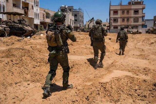 这张以色列国防军5月18日发布的照片显示，以军在加沙地带南部城市拉法东部展开军事行动。新华社发（以色列国防军供图）