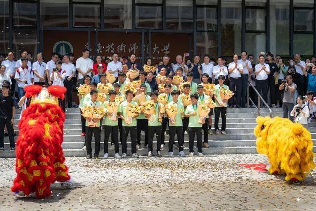 太香了！高校获全国冠军，全校师生加4万只鸡腿！