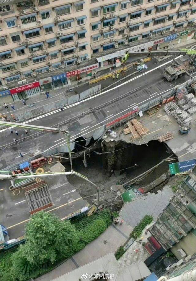 成都一在建地铁路面塌陷，住建局：正检测周边建筑物，将对道路进行雷达扫描