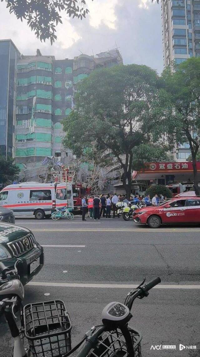 广州闹市区一脚手架突发倒塌，正在救援！