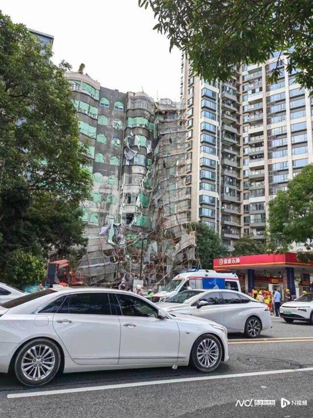 广州闹市区一脚手架突发倒塌，正在救援！