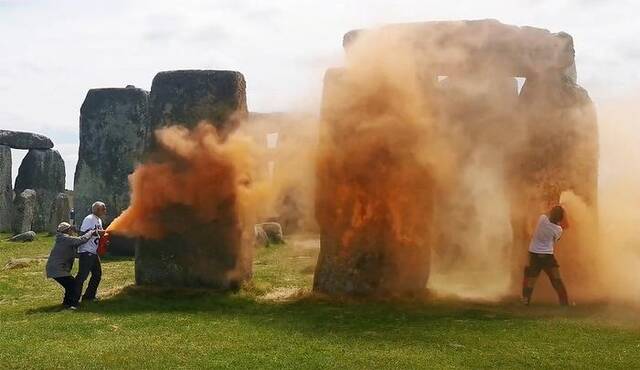 两名环保抗议者向英国巨石阵喷涂料，苏纳克发声：“可耻的破坏行为”