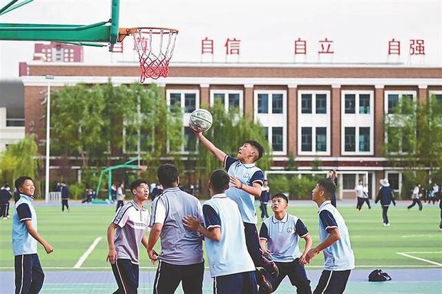 近日，果洛西宁民族中学的学生在打篮球。新华社记者张龙摄