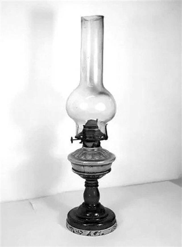 鲁迅使用过的煤油灯。图片来源：北京鲁迅博物馆网站