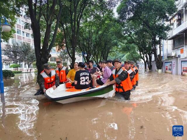 人民子弟兵持续奋战桂粤防汛救灾一线