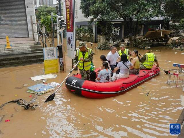 人民子弟兵持续奋战桂粤防汛救灾一线