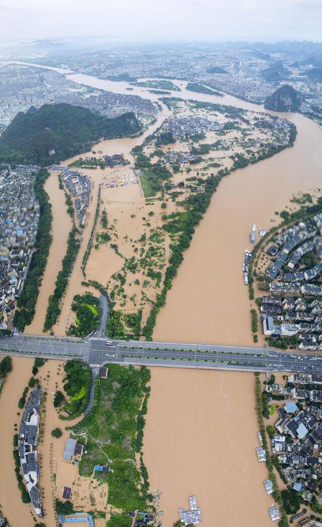 2024年6月19日，广西桂林，穿山桥至净瓶山一带受洪水浸泡情况。视觉中国图