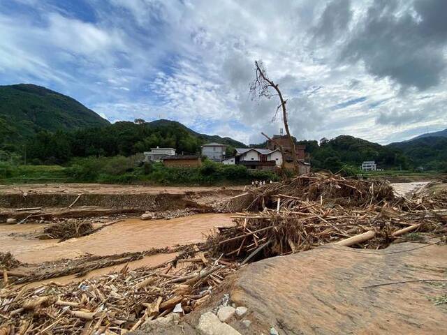 暴雨过后，洪仕标家门前的桥已看不到桥面。本文照片均为澎湃新闻记者陈灿杰图