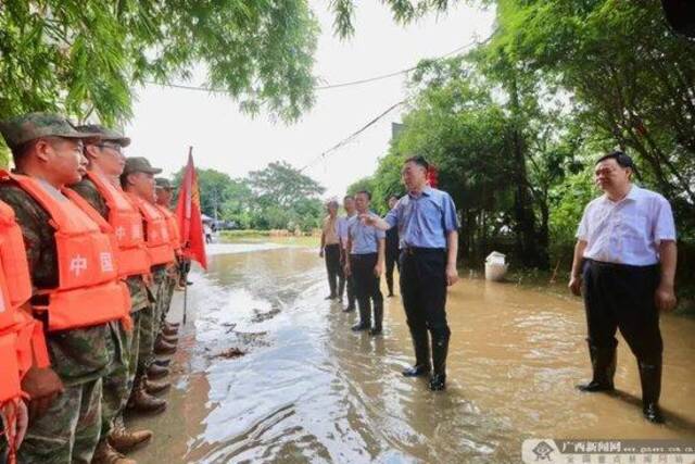 省级党委书记坐救援小舟，进入村巷察看灾情