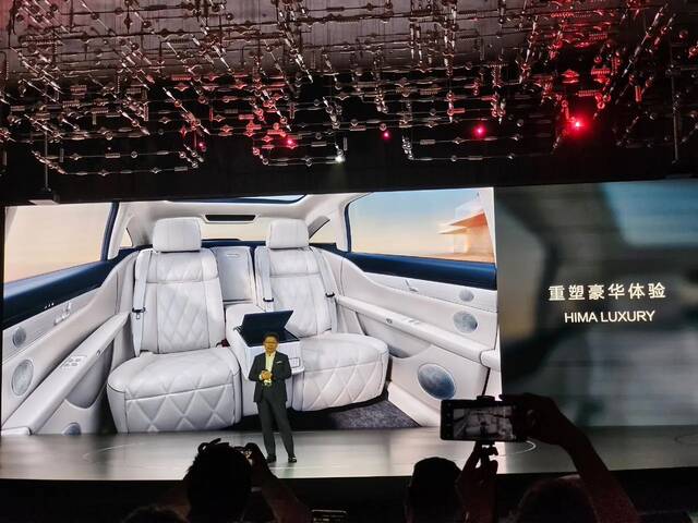 华为余承东邀请微博CEO王高飞试乘享界S9，后者称“豪华程度远超想象”