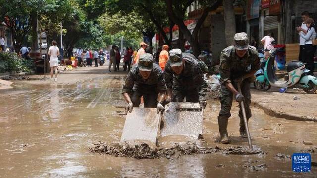 6月21日，武警广西总队桂林支队官兵在桂林市七星区东江路清淤。新华社记者刘一诺摄