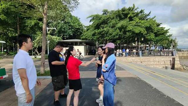 人民网记者采访红树林公园游客。人民网记者李彤摄