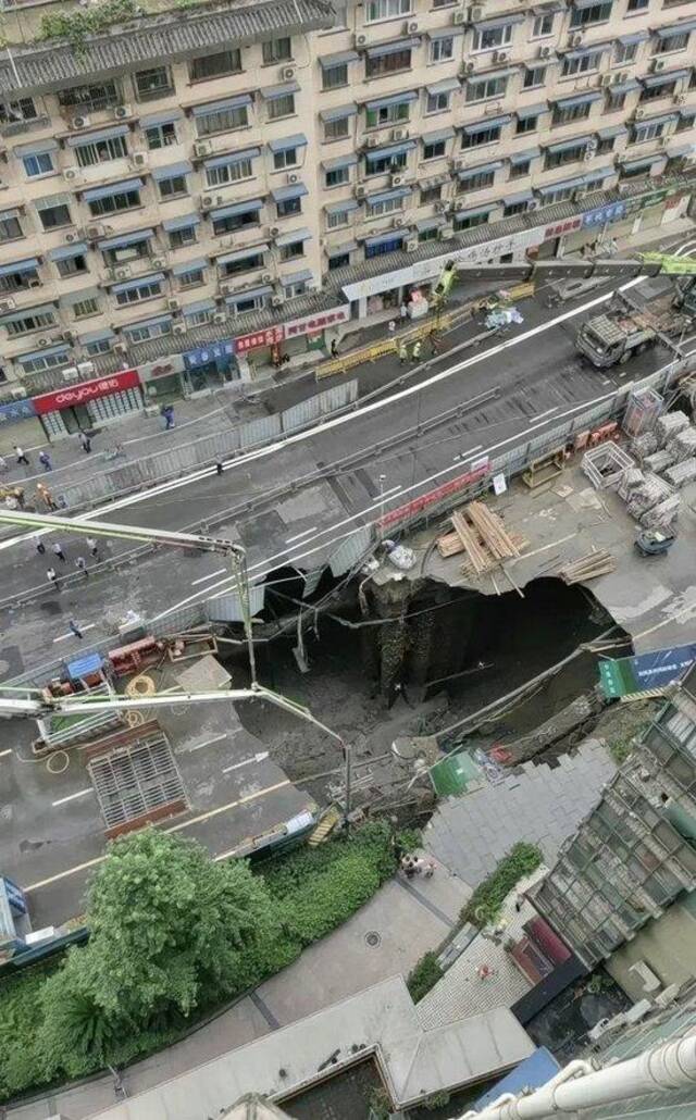 6月21日，成都地铁13号线一在建站点发生坍塌，形成一个巨大的坑。图片来源于网络