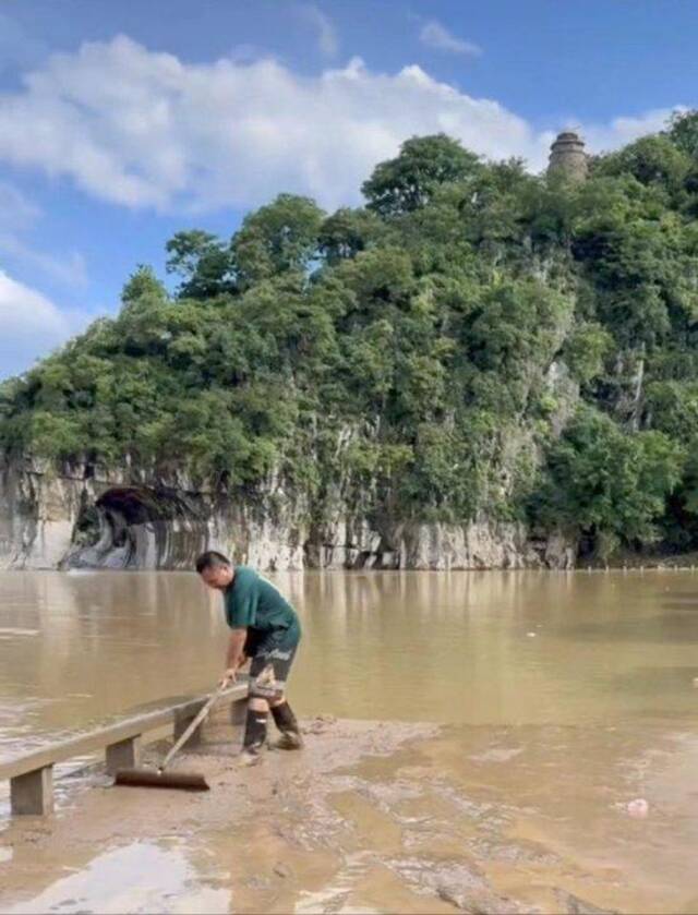 象鼻山景区内，工作人员正在清淤。图/网络。