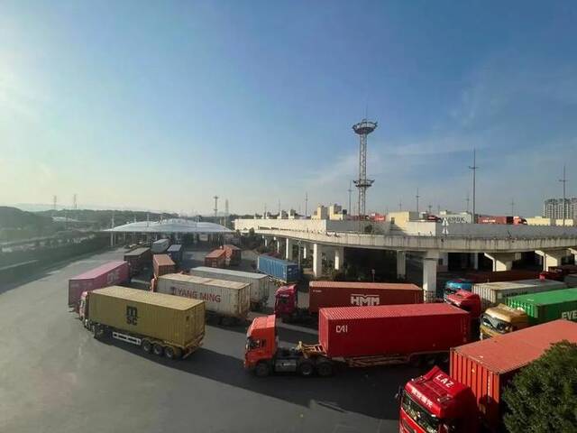 图为义乌港海关监管场所内等待驶往宁波舟山港出海的集装箱卡车。受访者供图