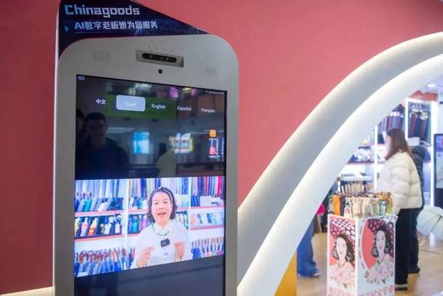 义乌国际商贸城内的一家商户播放使用AI技术制作的多语种商品介绍视频（2024年2月21日摄）。新华社记者江汉摄