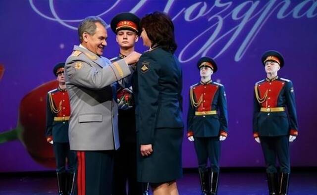 · 绍伊古（前左）2022年为舍夫佐娃（前右）颁发勋章。