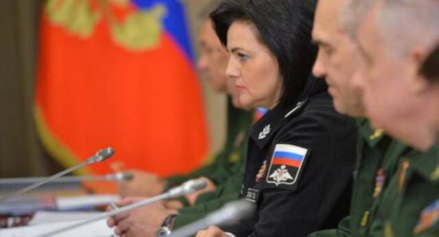 ·身穿军装的舍夫佐娃，右臂为俄中央军事管理机关的盾形臂章。