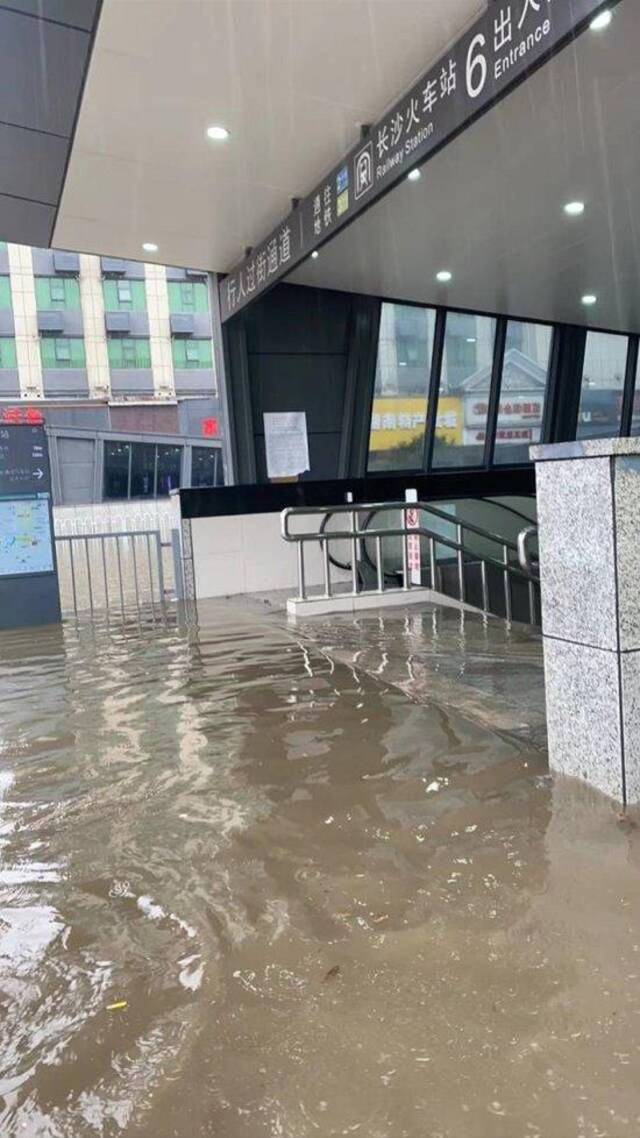 长沙火车站地铁站遭水淹。