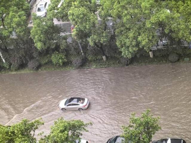 2024年6月24日，长沙，大雨天气，局部路面积水严重，车行缓慢。图为芙蓉区韶山路。（视觉中国）