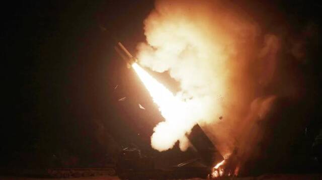 要求更多？外媒：乌克兰施压美国解除ATACMS导弹使用禁令，以更深入打击俄本土目标