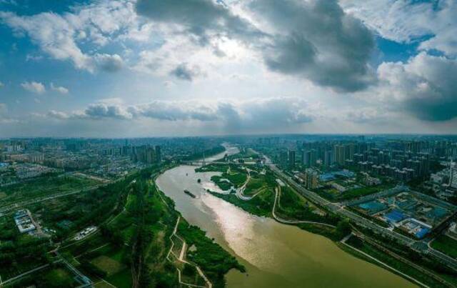 航拍河南周口沙颍河城市景观。图/视觉中国
