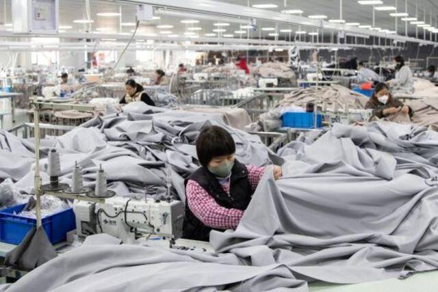 河南省平舆县，工人在生产加工户外休闲用品。中新社发程航摄