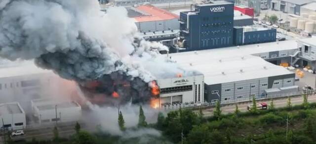 韩媒：韩国京畿道电池厂火灾有23人失踪，其中20人为外国国籍
