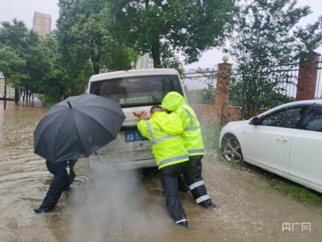 长沙县执法队员救援雨中被困车辆（央广网发长沙县行政执法局供图）