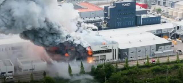 韩国京畿道华城市一家电池厂火灾现场图源：韩媒视频截图