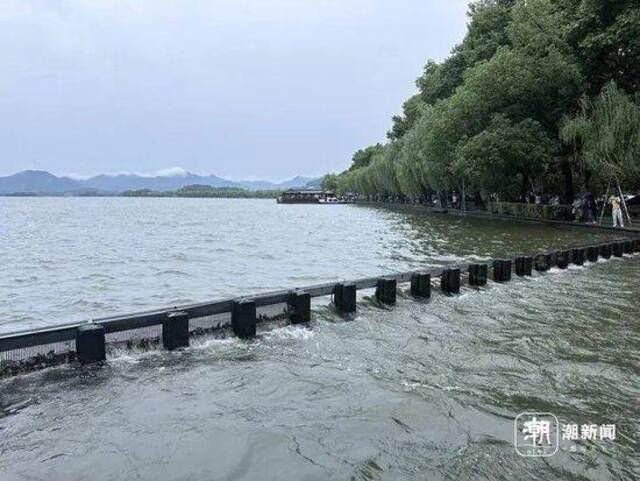 西湖闸口排水。图片来源：记者章然摄潮新闻