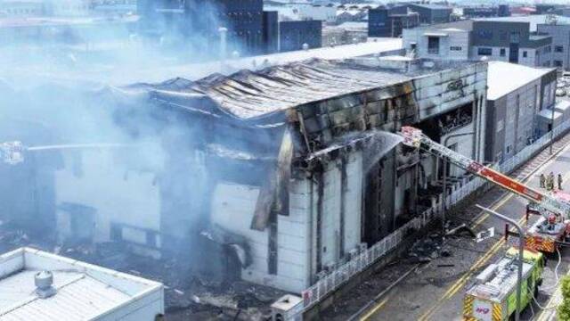 消防员在韩国京畿道华城市的电池工厂火灾现场灭火。图源：新华社