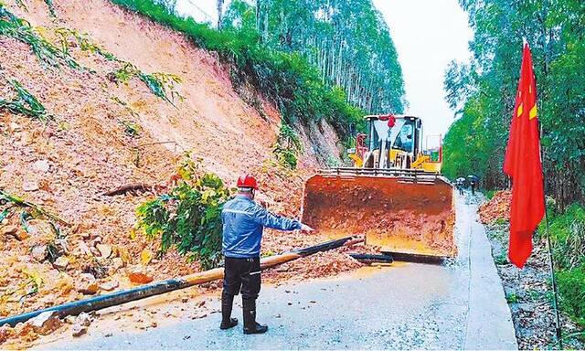 中铝集团抢险队抢修塌方路段