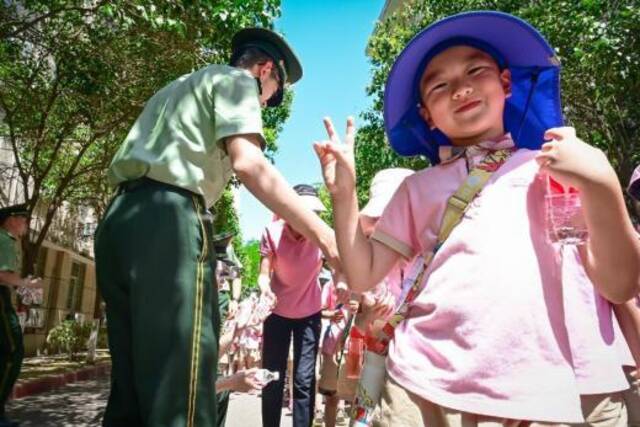 军营开放日：当祖国“花朵”遇见军营“橄榄绿”