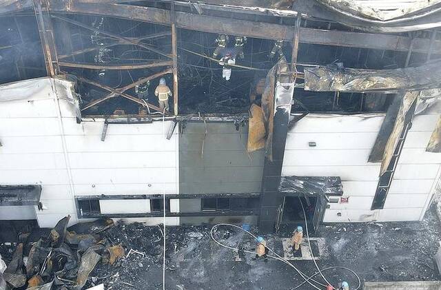 火灾后的韩国京畿道Aricell工厂。图源：韩联社