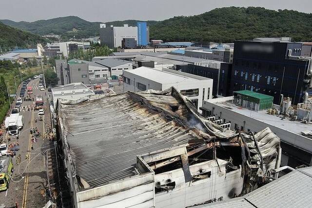 火灾后的韩国京畿道Aricell工厂。图源：韩联社