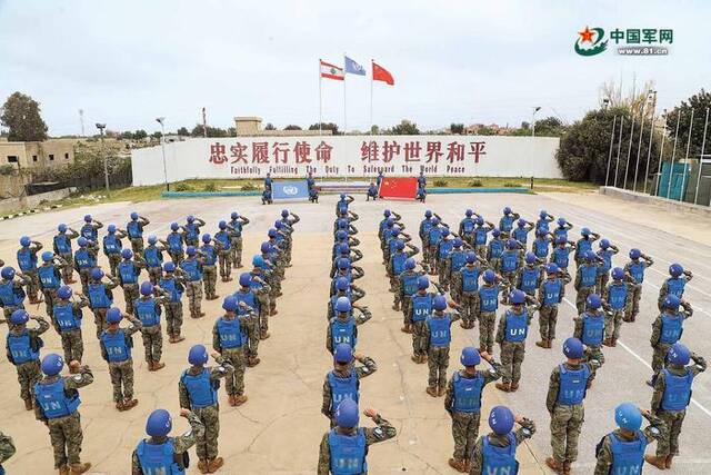 中国赴黎巴嫩维和多功能工兵分队官兵重温军人誓词。黄远利摄