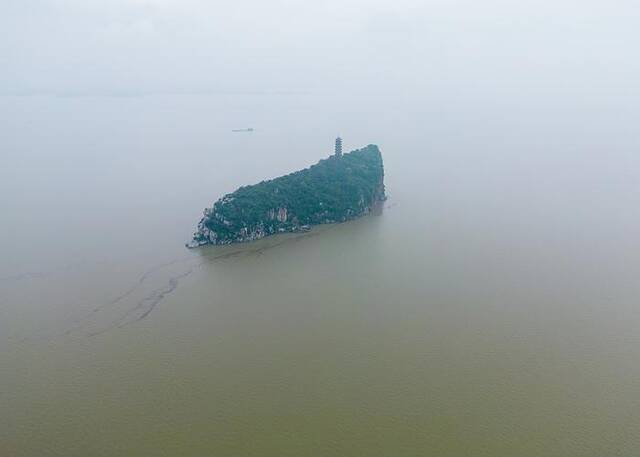 2024年6月26日，江西九江，鞋山屹立在高涨的鄱阳湖中。视觉中国图