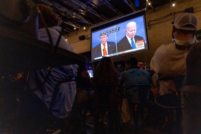 当地时间6月27日，民众在华盛顿特区观看美国2024年总统选举首场候选人电视辩论图源：美媒