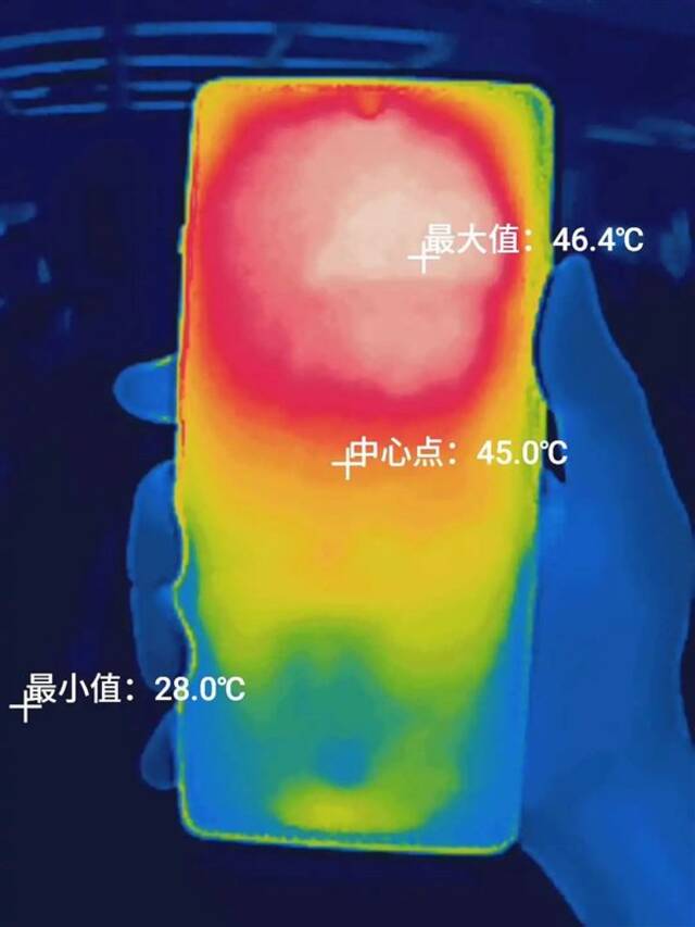 用上6100mAh超大电池的一加 杀死了今年的续航比赛