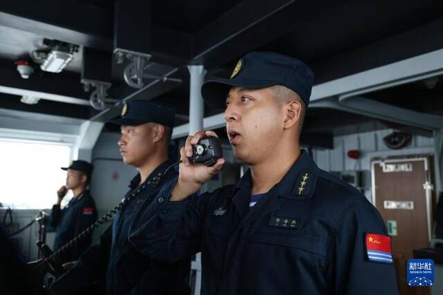 6月26日，在中越第36次北部湾联合巡逻中，中方舰艇官兵下达口令。新华社发（佟佳峻摄）