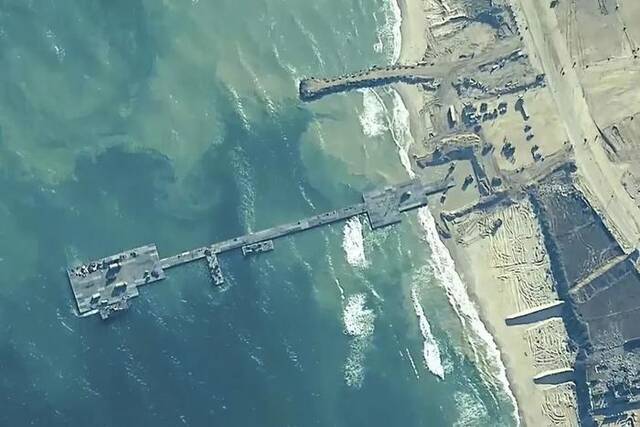 美军仓促在加沙海岸建成的“浮动码头” 资料图片  图源：外媒